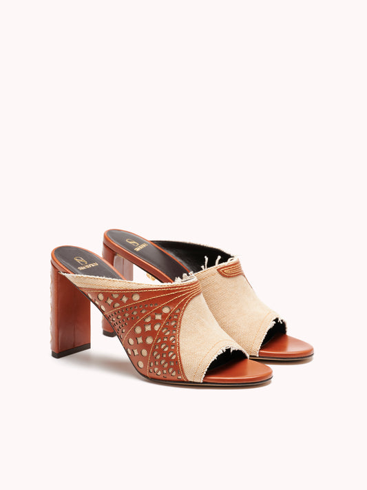 Mules à talons hauts Alina en toile beige - Maison Skorpios par Adriana Abascal