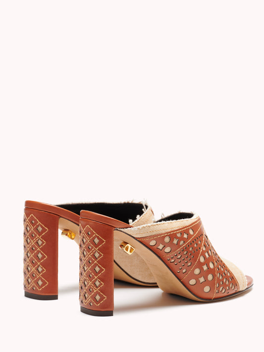 Mules à talons hauts Alina en toile beige - Maison Skorpios par Adriana Abascal
