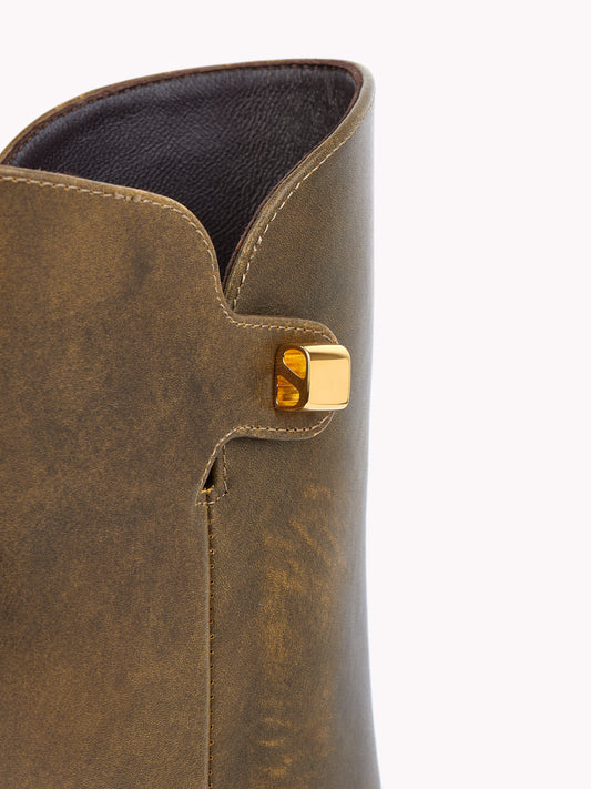 sophisticated golden brown leather boots maison skorpios by adriana abascal Emanuele filiberto