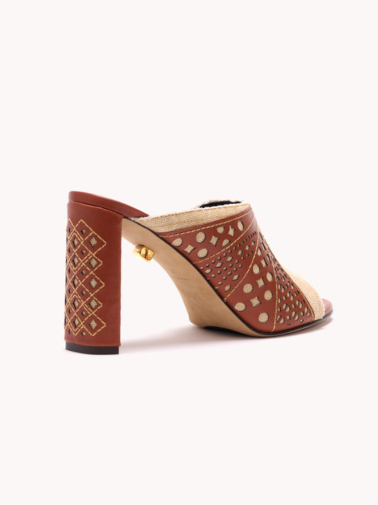 Mules à talons hauts Alina en toile beige - Maison Skorpios par Adriana Abascal