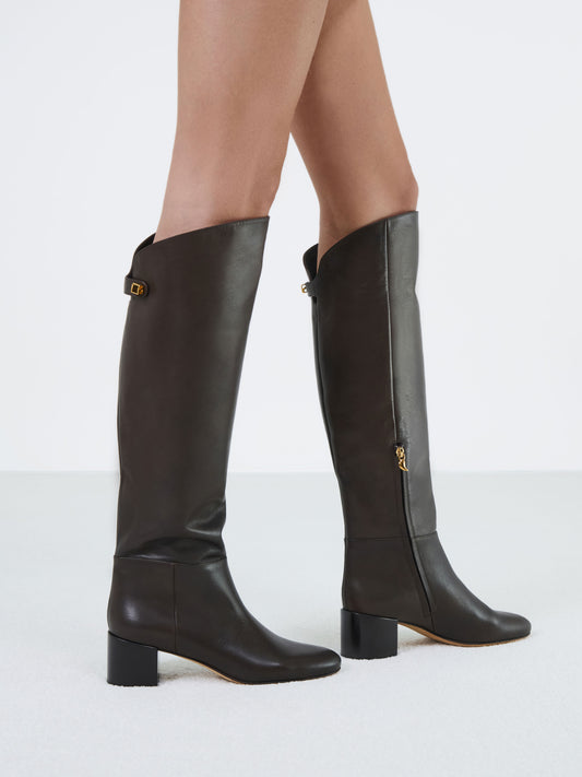 trendy luxury boots in brown leather with mid heel maison skorpios by adriana abascal Emanuele filiberto