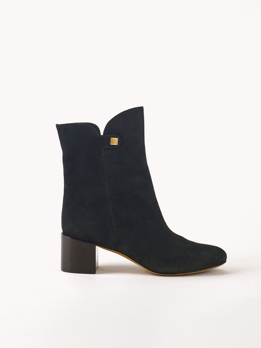 Bottines Gaby en suède noir et talon moyen – Maison Skorpios par Adriana Abascal