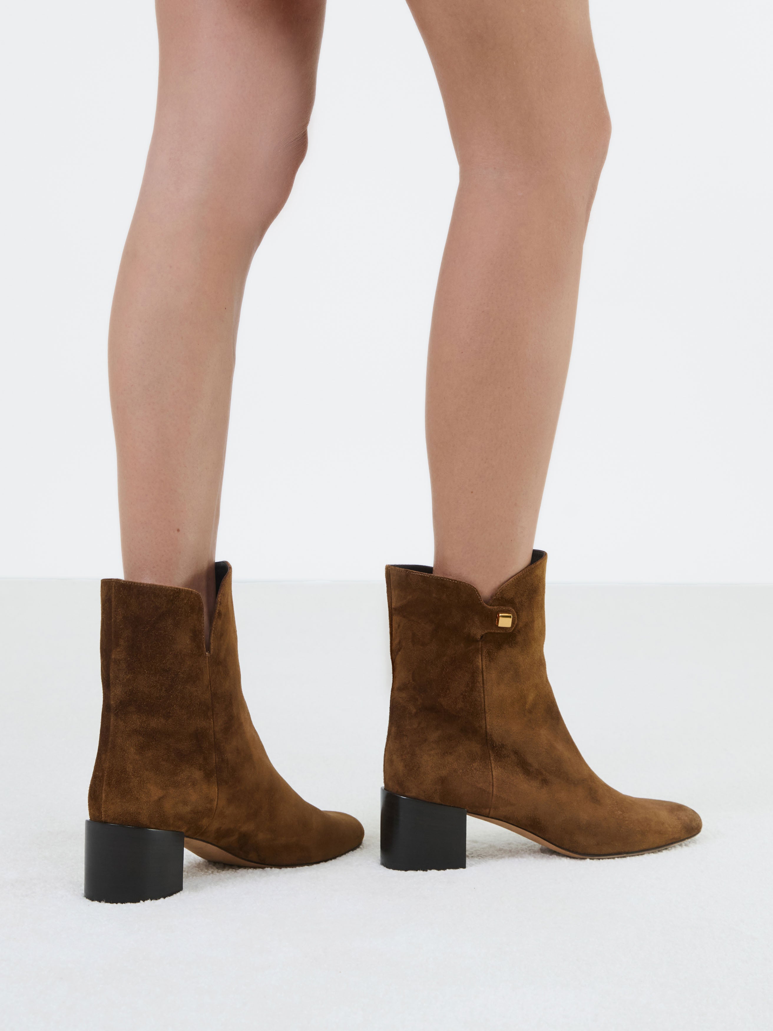 comfortable mid heels ankle boots in brown suede for women maison skorpios by adriana abascal emanuele filiberto di Savoia