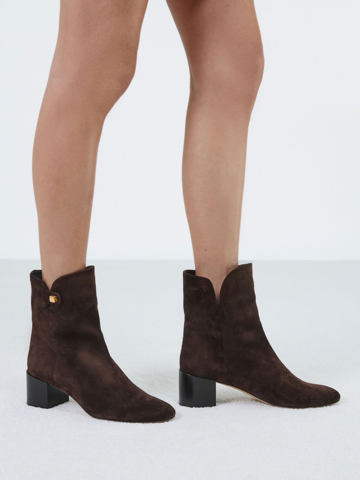bottines en cuir suédé marron et talon moyen maison skorpios by adriana abascal emanuele filiberto di Savoia