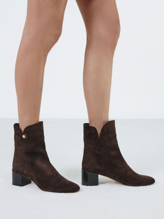 bottines en cuir suédé marron et talon moyen maison skorpios by adriana abascal emanuele filiberto di Savoia