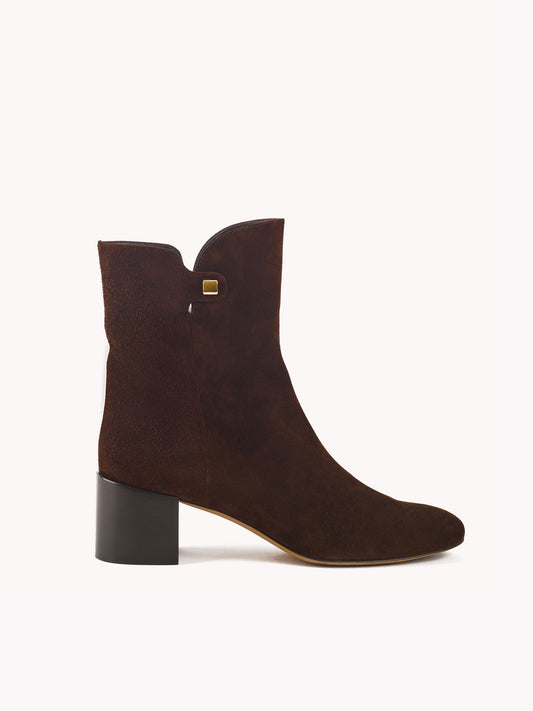 Bottines Gaby en suède marron et talon moyen - Maison Skorpios par Adriana Abascal