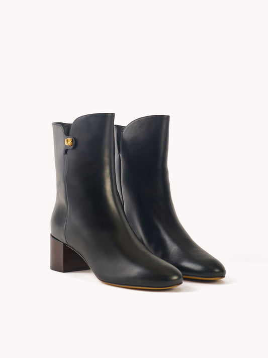Bottines Gaby en cuir piper noir et talon moyen - Maison Skorpios par Adriana Abascal