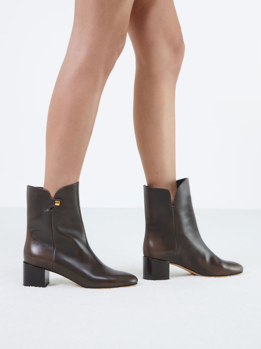 Brown chocolate trendy leather boots with comfortable mid heel maison skorpios by adriana abascal Emanuele filiberto