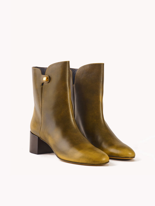 Bottines Gaby en cuir piper marron et talon moyen - Maison Skorpios par Adriana Abascal