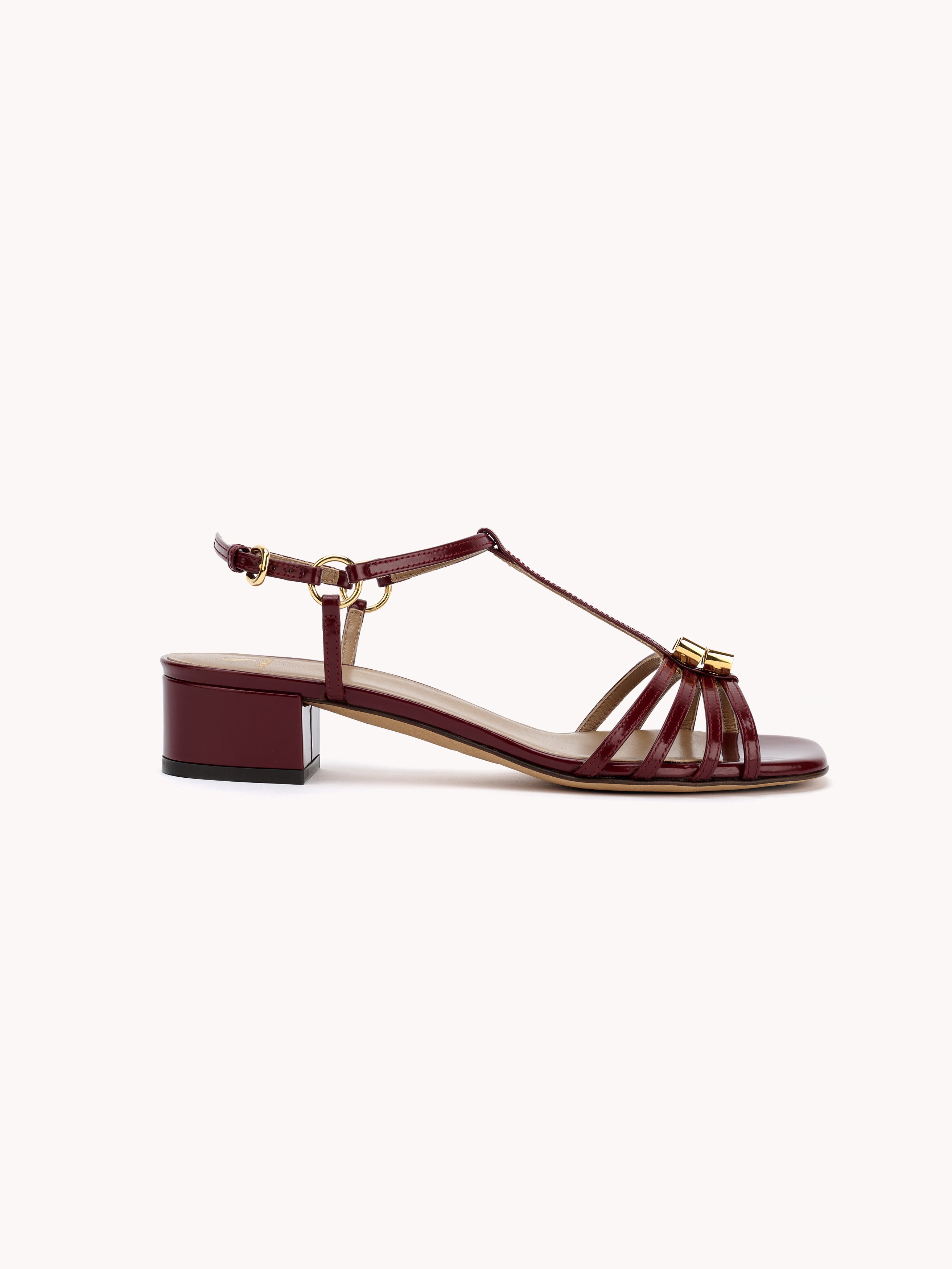 Sandales Carla en cuir bordeaux et talon bas - Maison Skorpios par Adriana Abascal