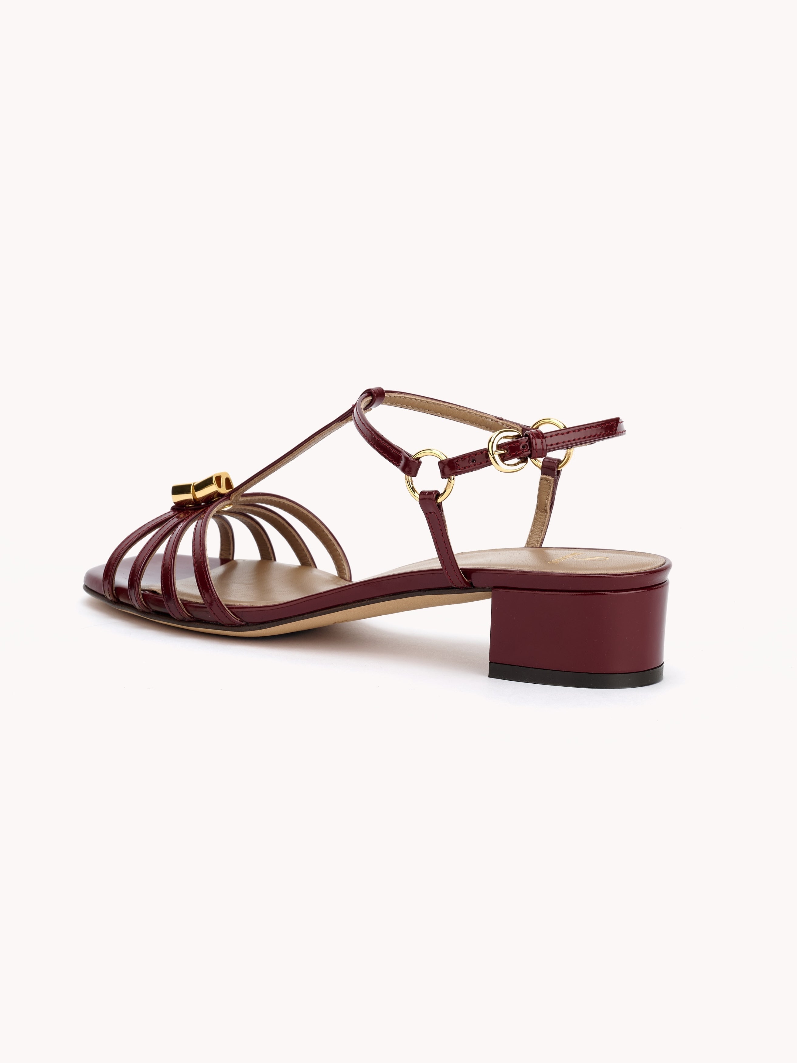 Sandales Carla en cuir bordeaux et talon bas - Maison Skorpios par Adriana Abascal