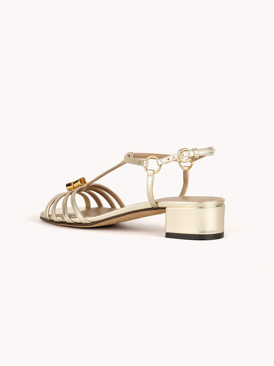 Sandales à petits talons Carla en cuir métallisé doré - Maison Skorpios par Adriana Abascal
