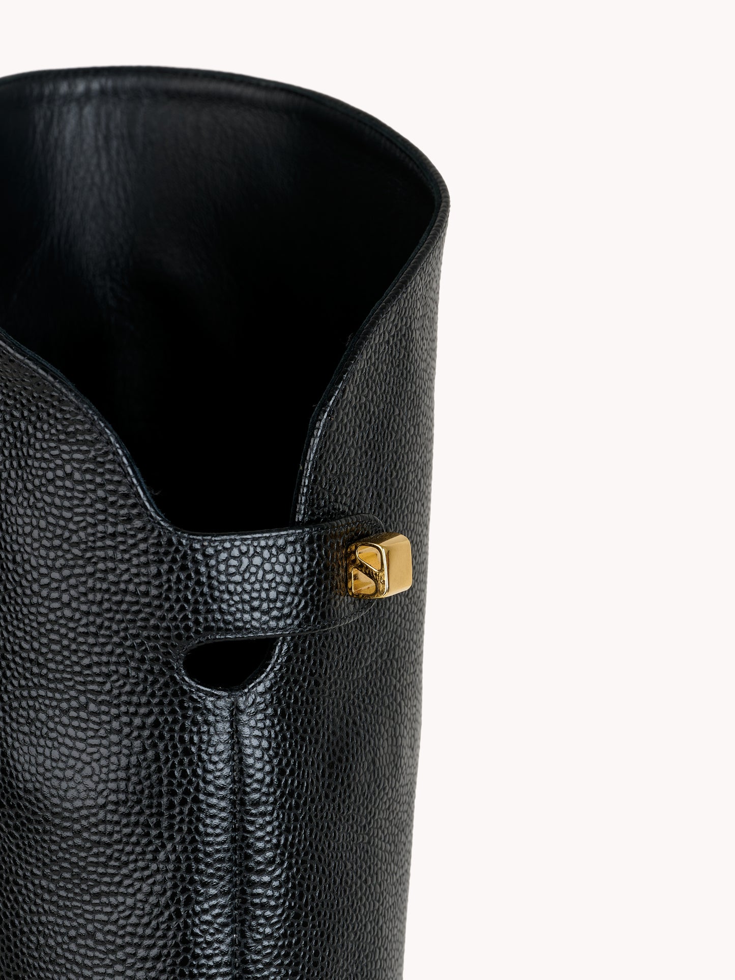 Bottes en cuir grainé mat noires Adry Borgia avec un talon moyen embossé - Maison Skorpios par Adriana Abascal