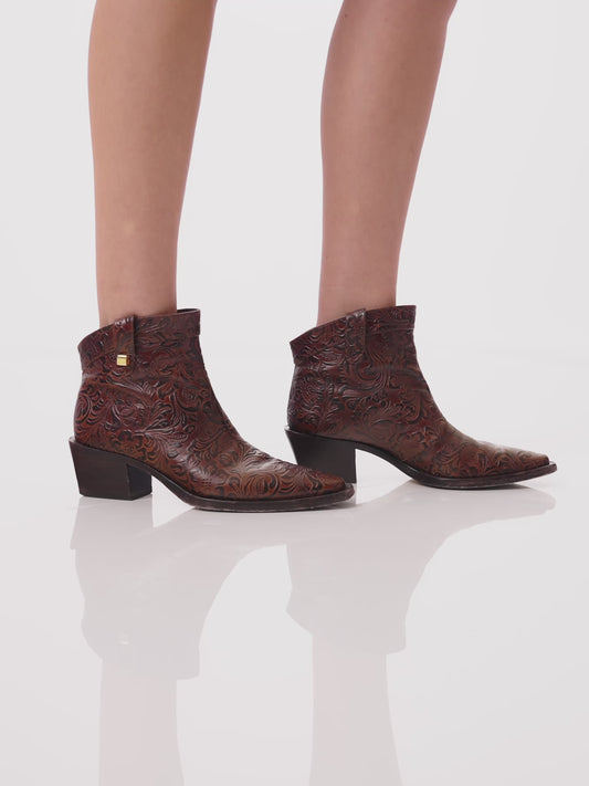 Bottes western Alexandra Borgia en cuir marron - Maison Skorpios par Adriana Abascal