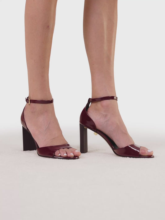 Sandales à talons hauts Valentina en cuir verni bordeaux - Maison Skorpios par Adriana Abascal