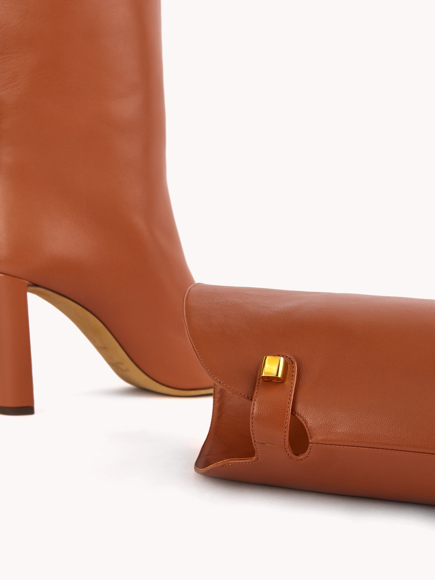 Bottes Adriana en cuir Nappa caramel et talon haut - Maison Skorpios par Adriana Abascal