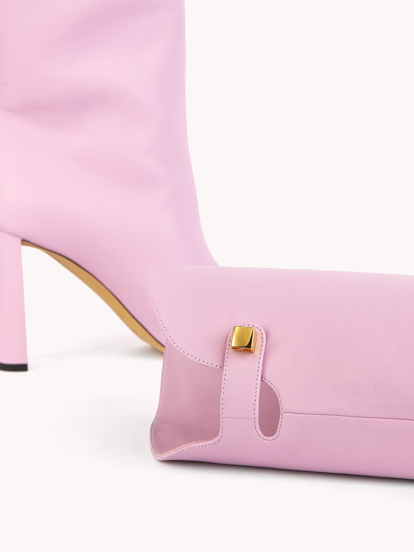 Bottes Adriana en cuir Nappa violet et talon haut - Maison Skorpios par Adriana Abascal