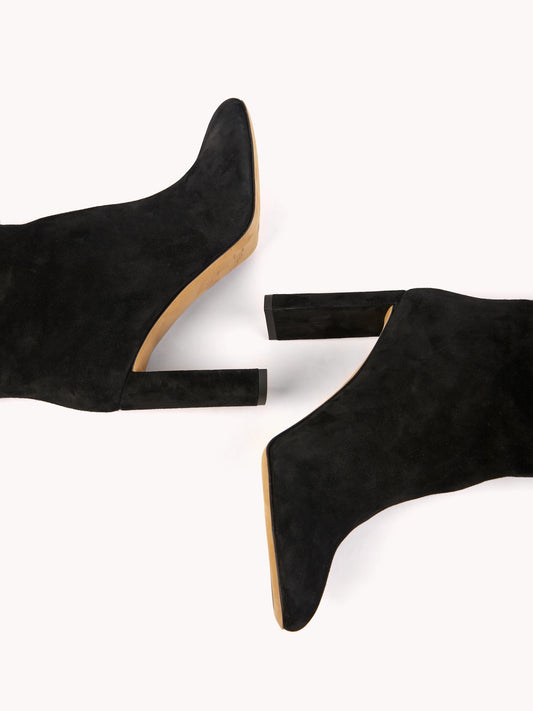 Bottes cuissardes à talons hauts Marylin en daim noir - Maison Skorpios par Adriana Abascal