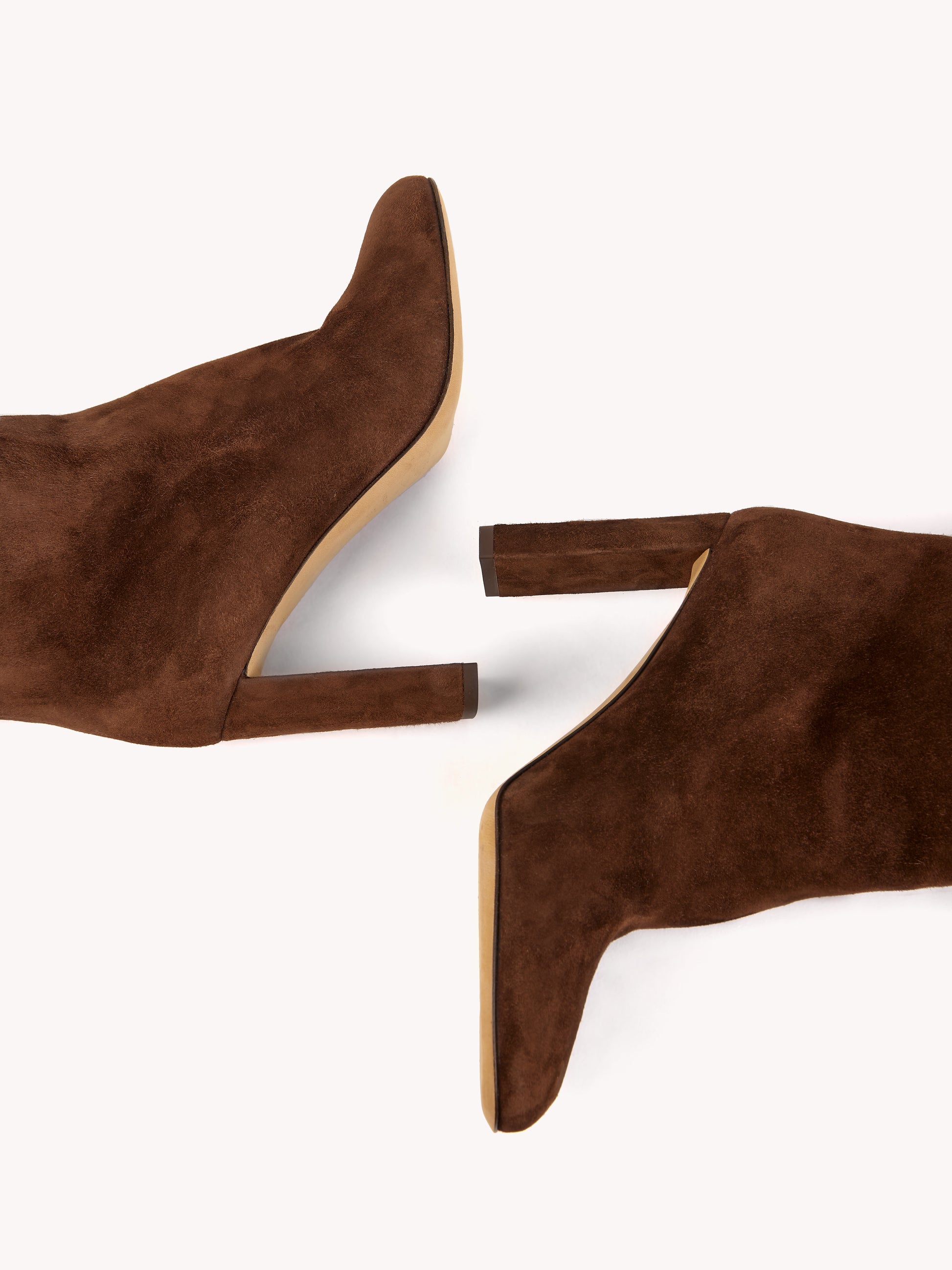 cuissardes de luxe en daim marron maison skorpios by adriana abascal emanuele filiberto di savoia