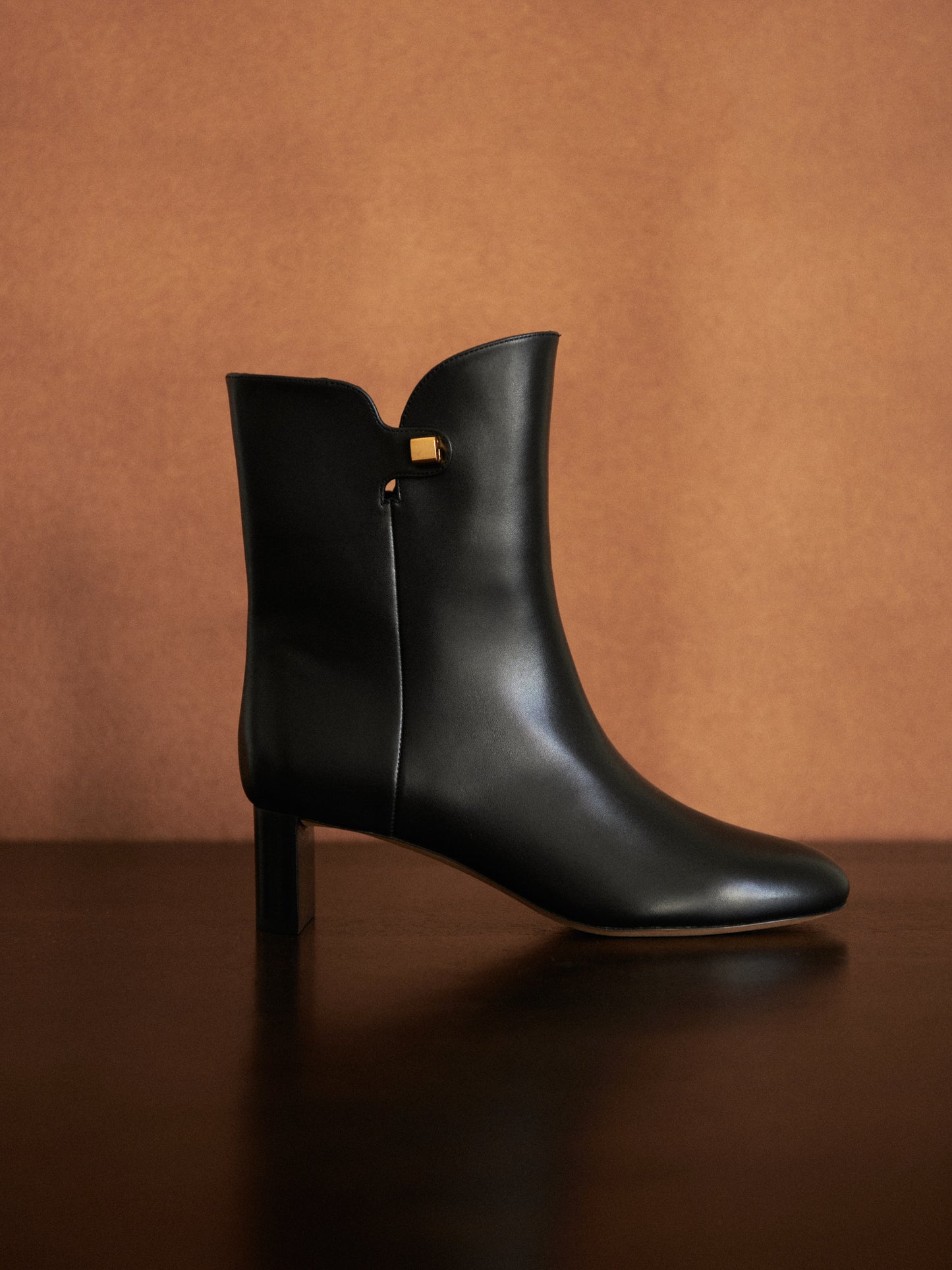 elegant black leather ankle boots mid-heel skorpios