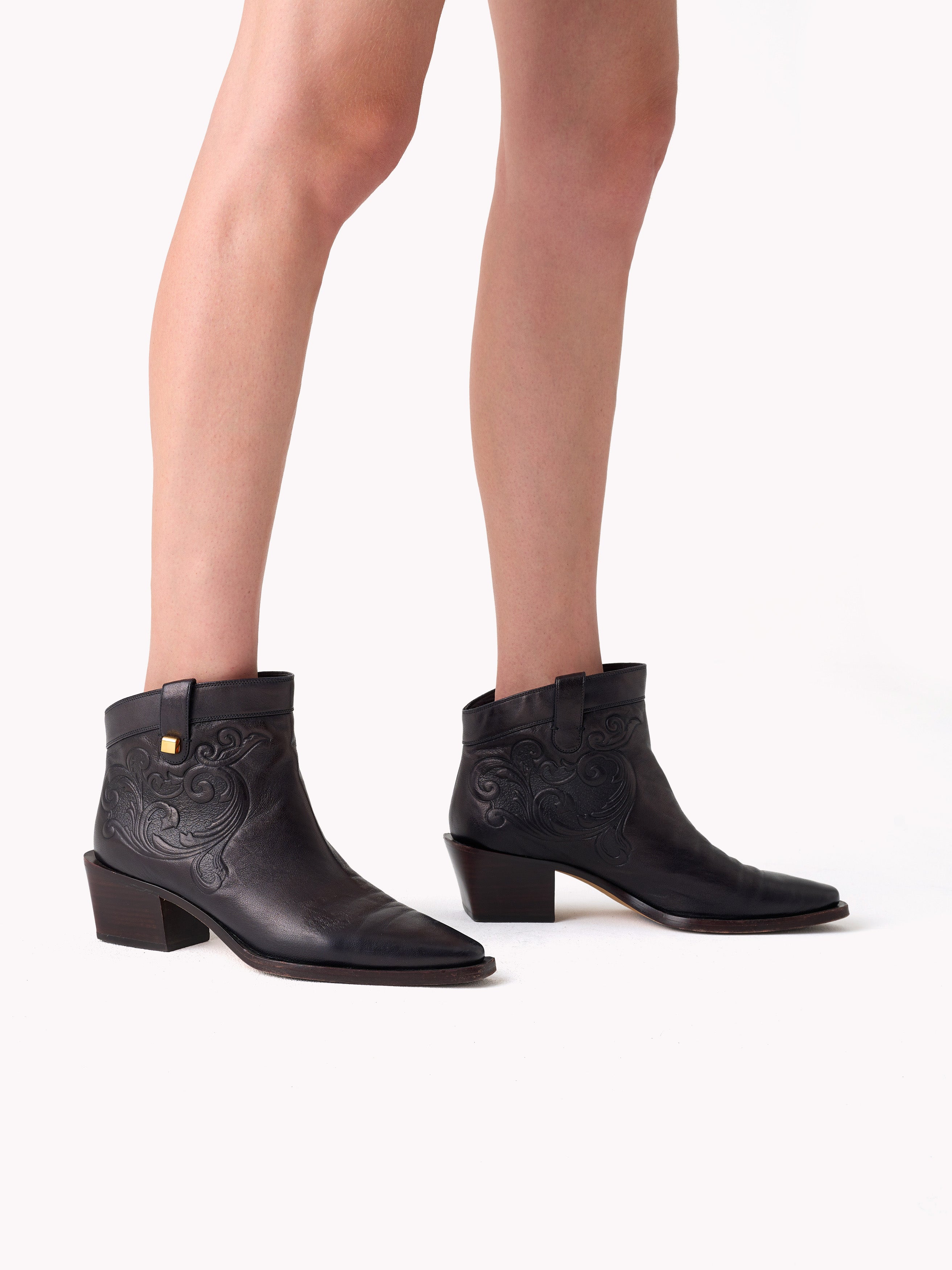 Elegant western black low boots maison skorpios by adriana abascal Filiberto de Saboya