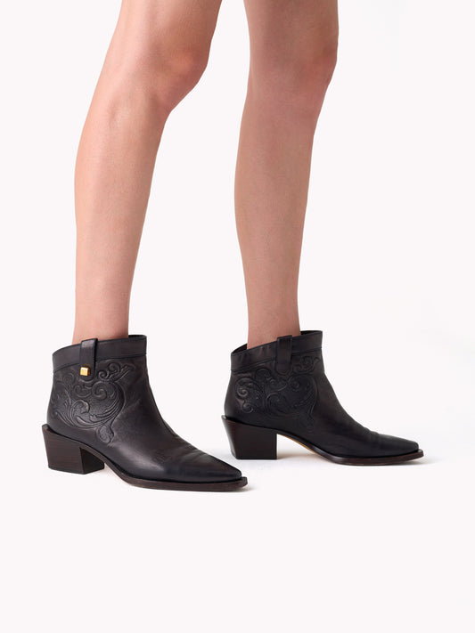 Elegant western black low boots maison skorpios by adriana abascal Filiberto de Saboya