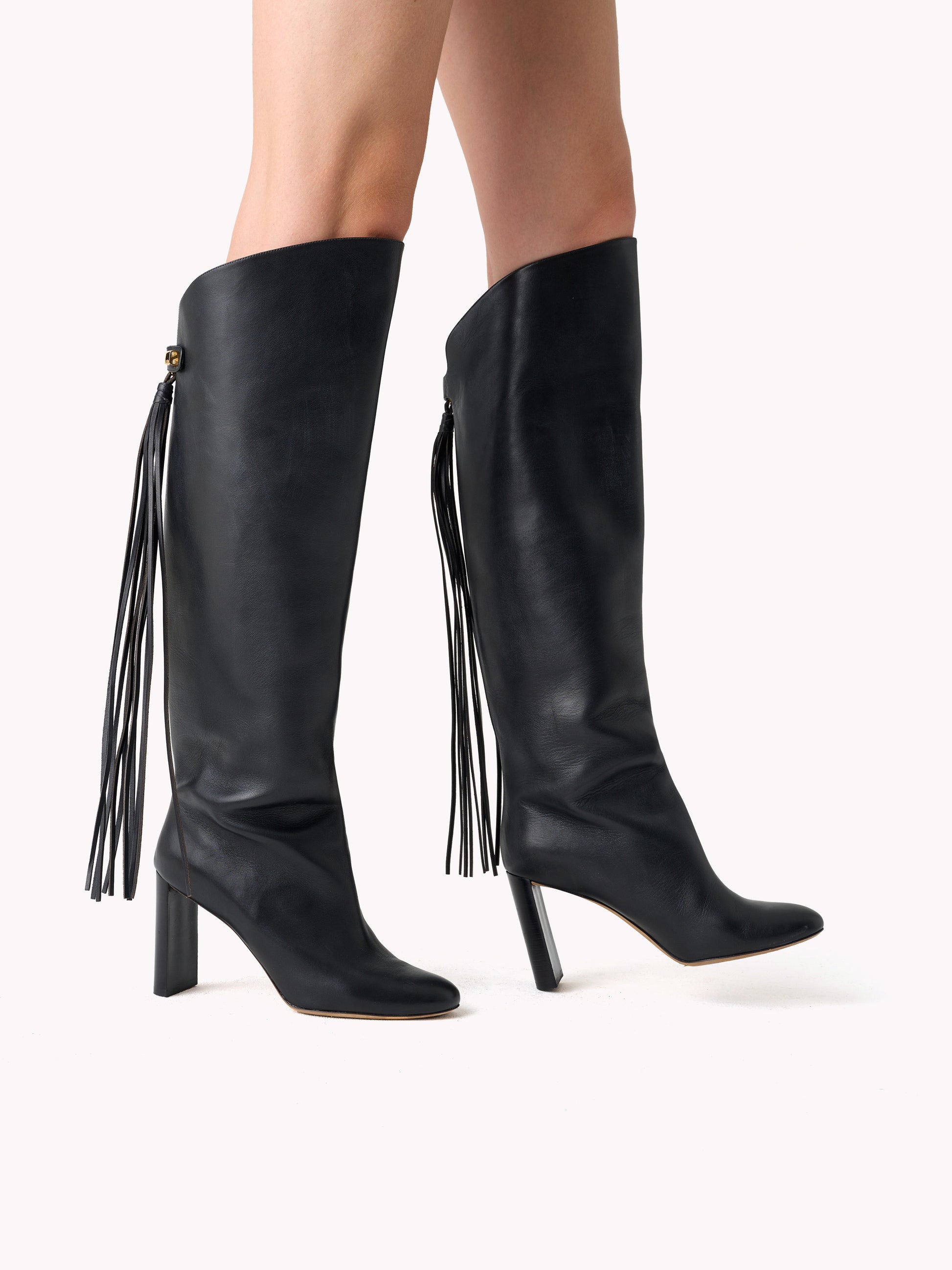 elegant equestrian high boots in black leather with high heels skorpios