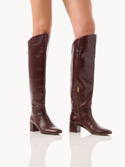 Bottes de luxe à petit talon en cuir marron fabriqué en Italie par Adriana Abascal Emmanuel de Savoie