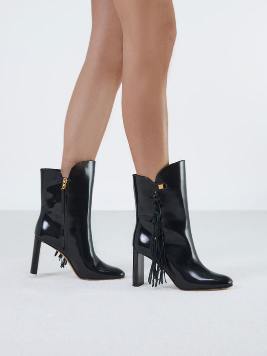 Elegant and trendy ankle boots in black patent leather with fringes by Adriana abascal Emanuele di Savoia 