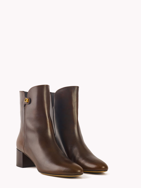 Ankle boots in luxury brown leather with mid heels maison skorpios by adriana abascal Emanuele filiberto
