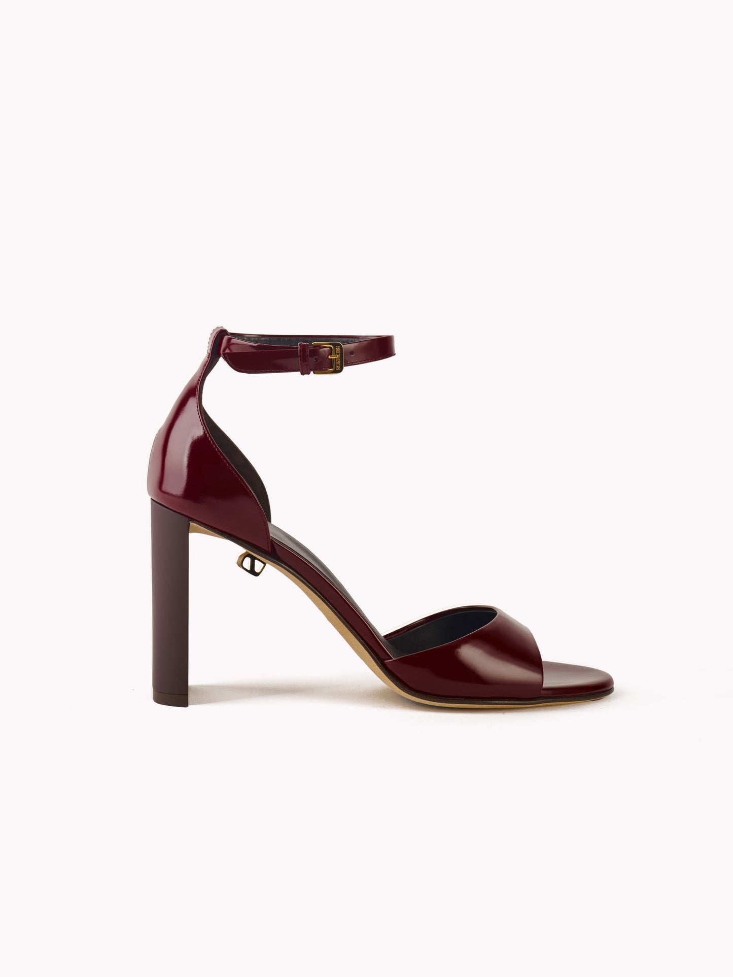 Sandales de luxe en cuir bordeaux. Par Adriana Abascal. Clotilde Courau, Emmanuel Philibert, Filiberto di Savoia