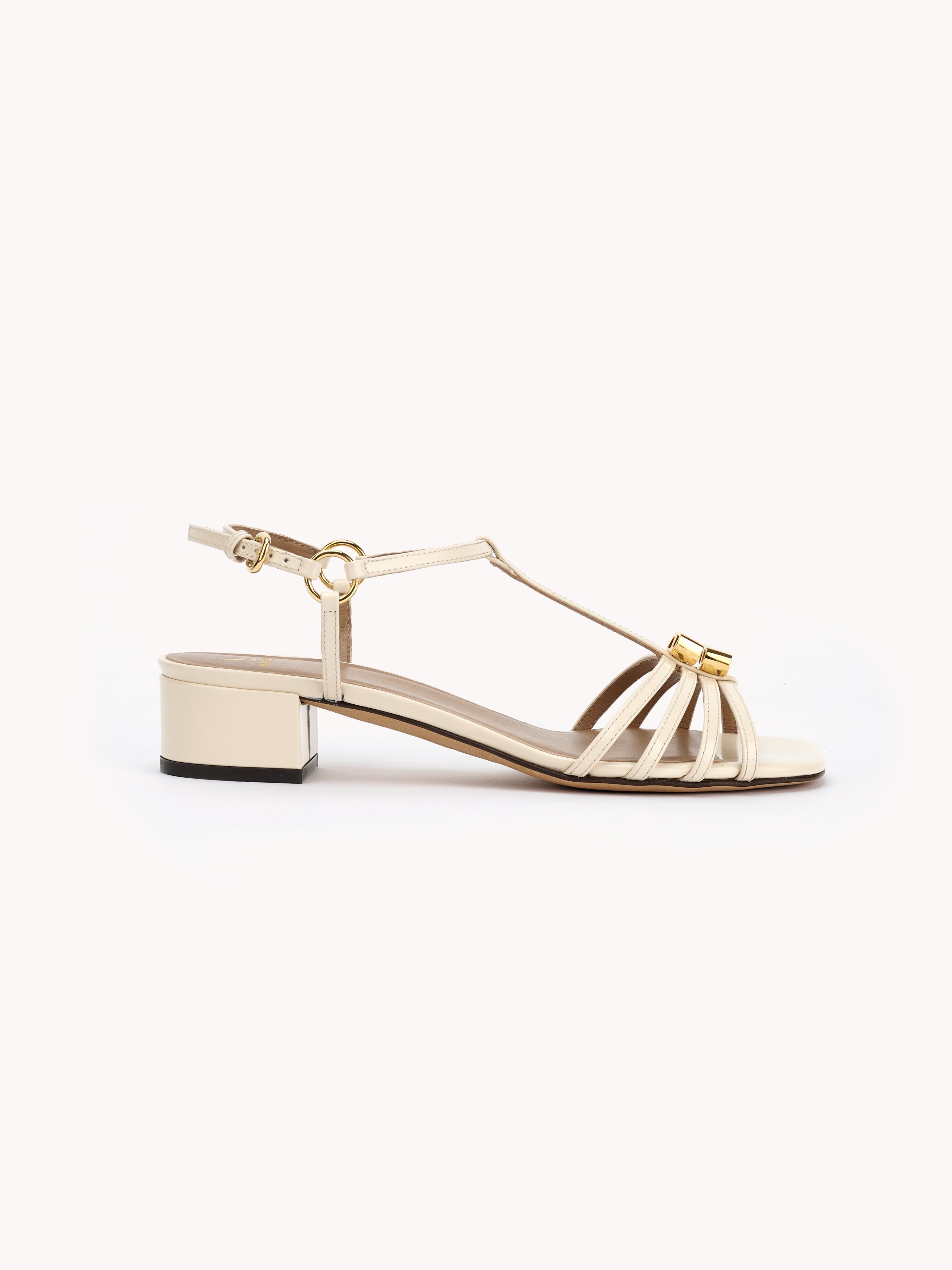 Luxury cream beige sandals with bloc mid heel and cage. Maison Skorpios by Adriana Aabscal.