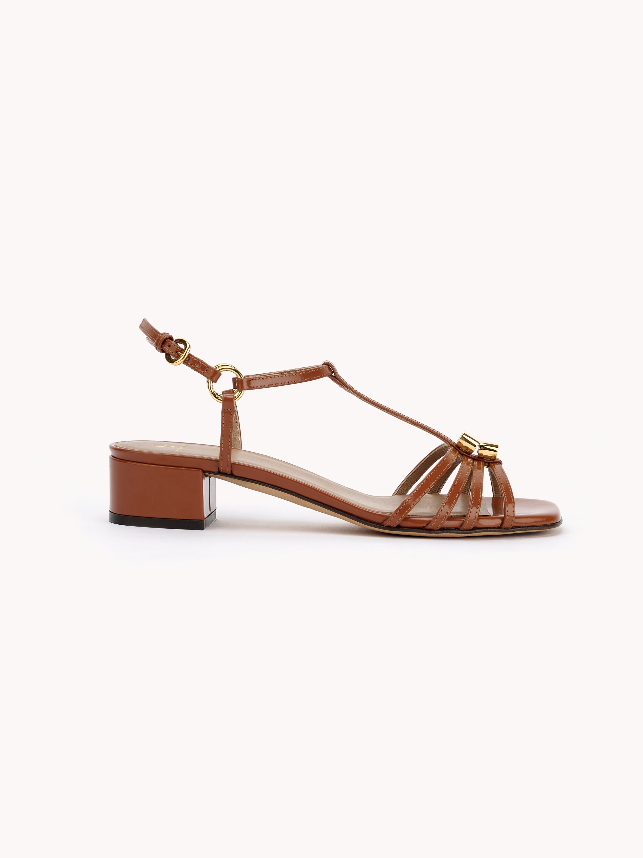 Sandales Carla en cuir cognac avec talon bas - Maison Skorpios par Adriana Abascal