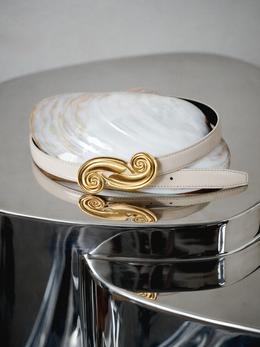 Ceinture Plume en cuir de veau verni beige - Maison Skorpios par Adriana Abascal