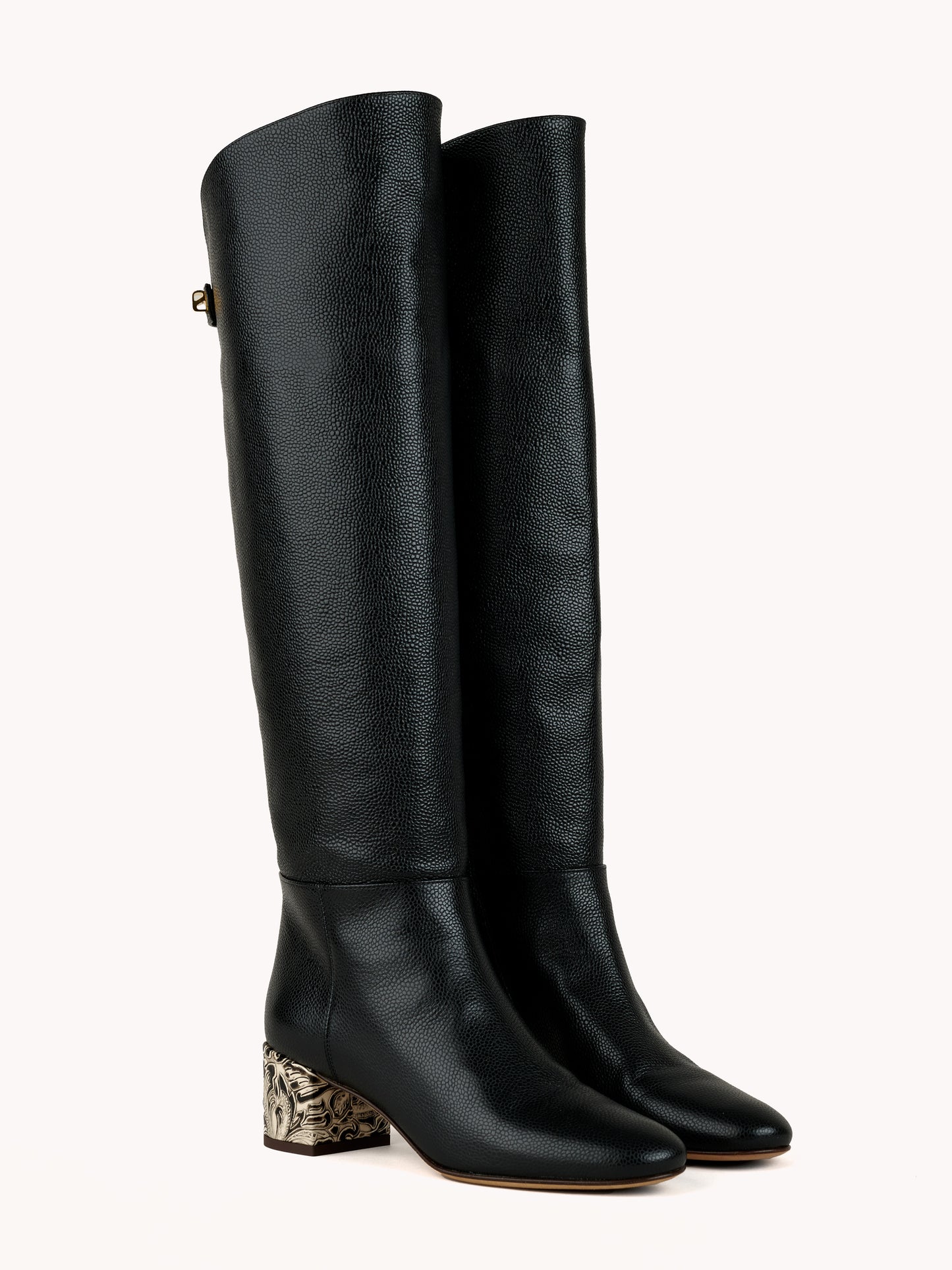 Bottes en cuir grainé mat noires Adry Borgia avec un talon moyen embossé - Maison Skorpios par Adriana Abascal