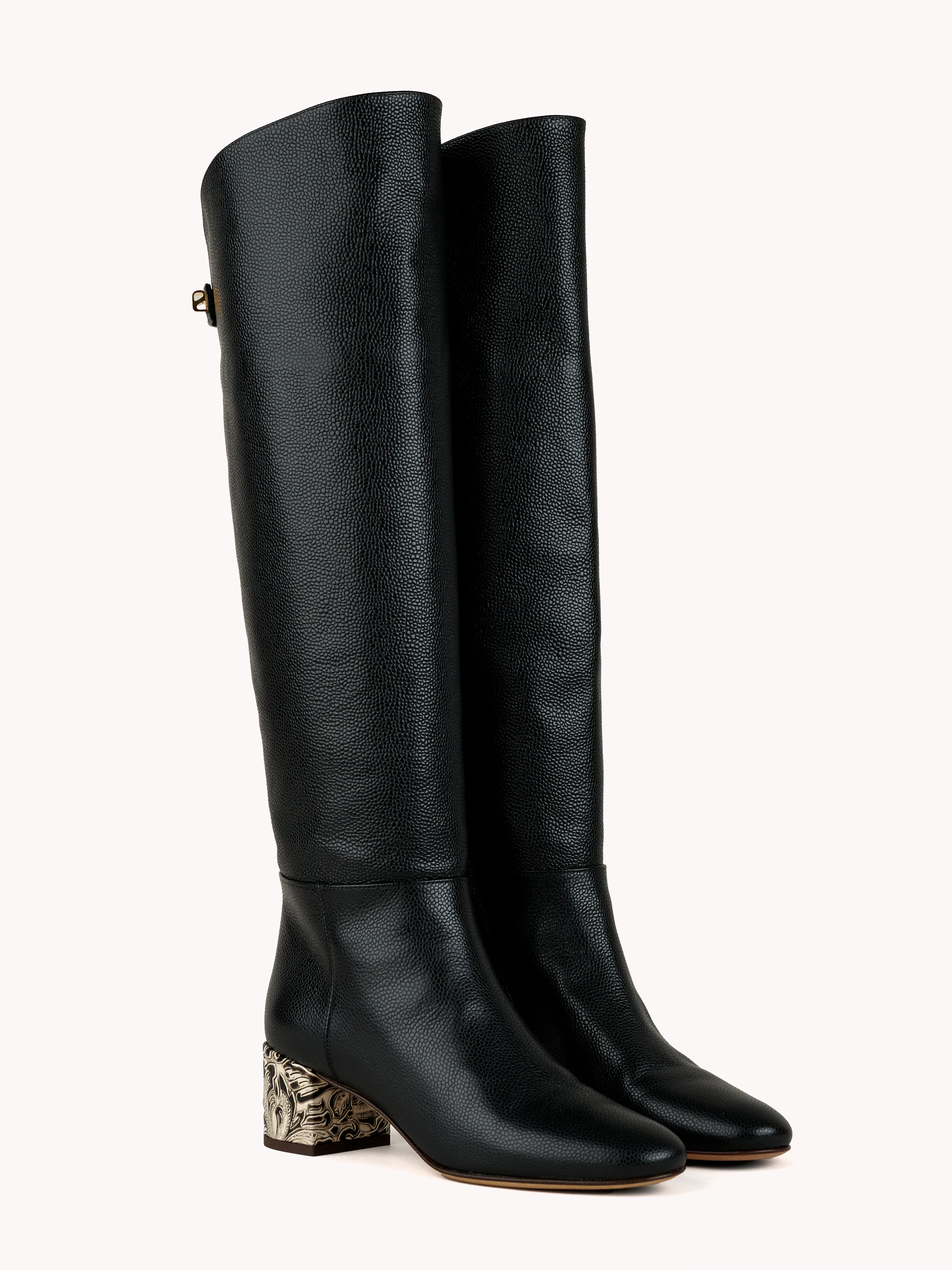 Bottes en cuir grainé mat noires Adry Borgia avec un talon moyen embossé - Maison Skorpios par Adriana Abascal