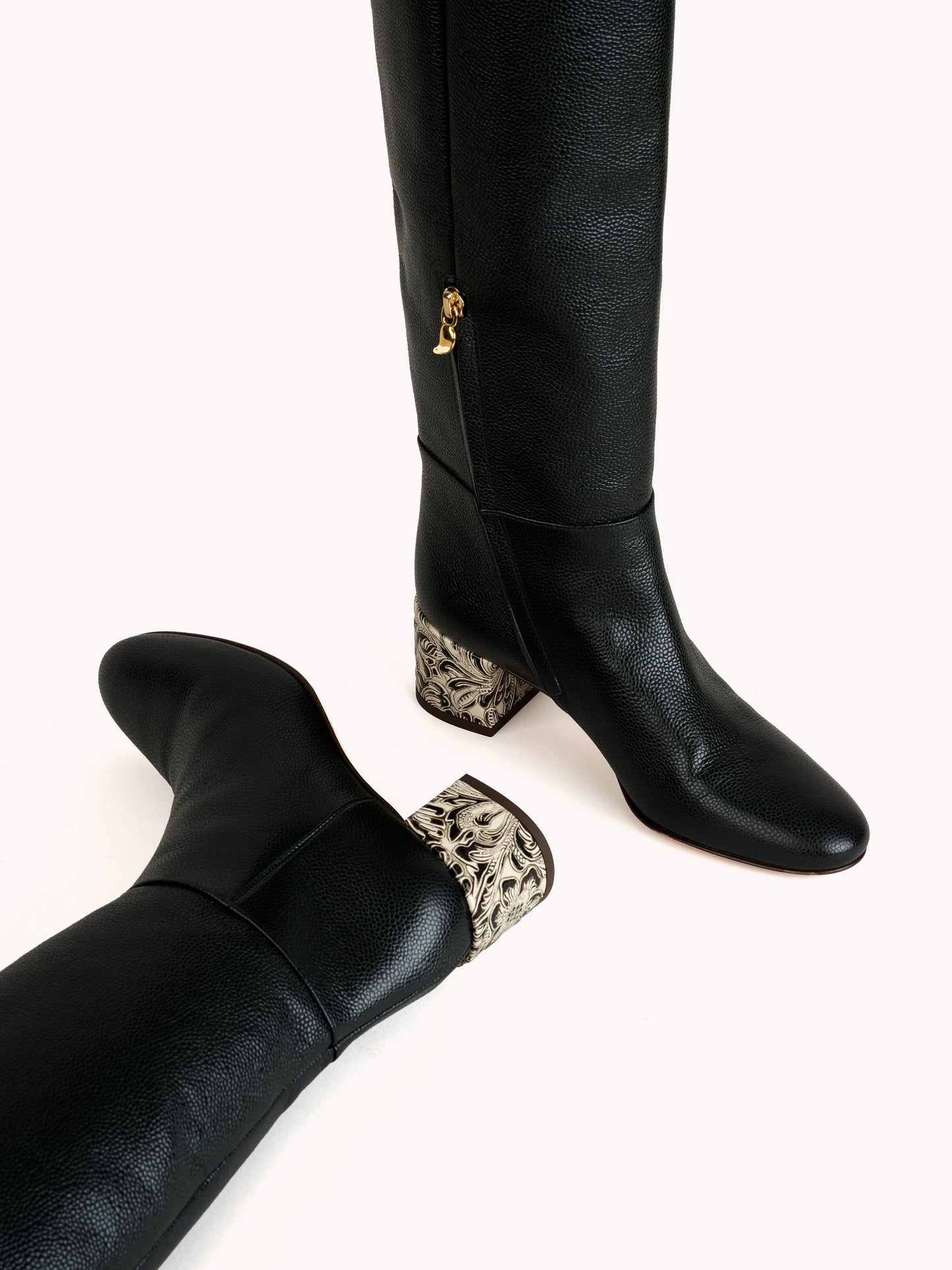 Bottes en cuir grainé mat noires Adry Borgia avec un talon moyen embossé - Maison Skorpios par Adriana Abascal
