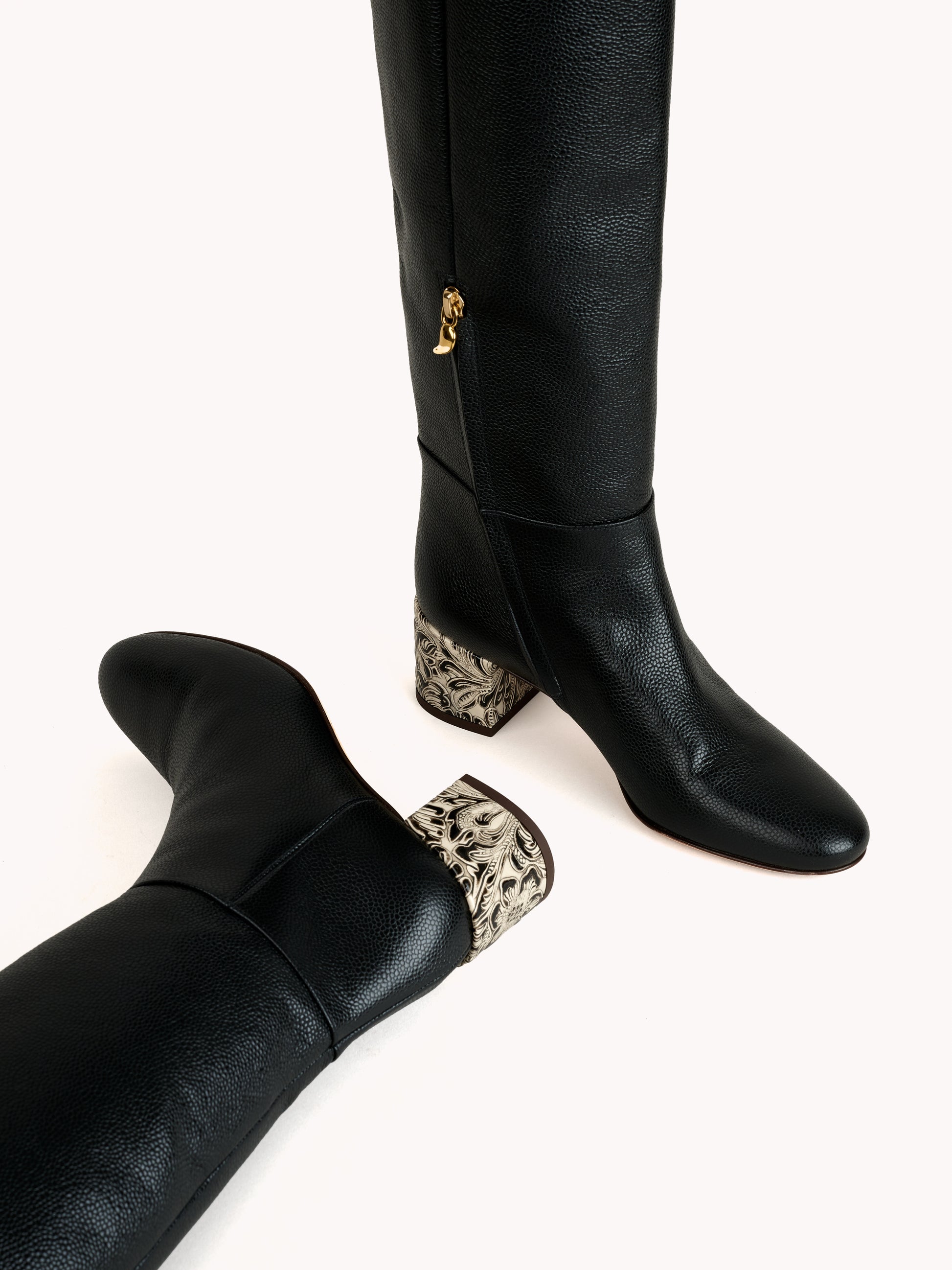 Bottes en cuir grainé mat noires Adry Borgia avec un talon moyen embossé - Maison Skorpios par Adriana Abascal