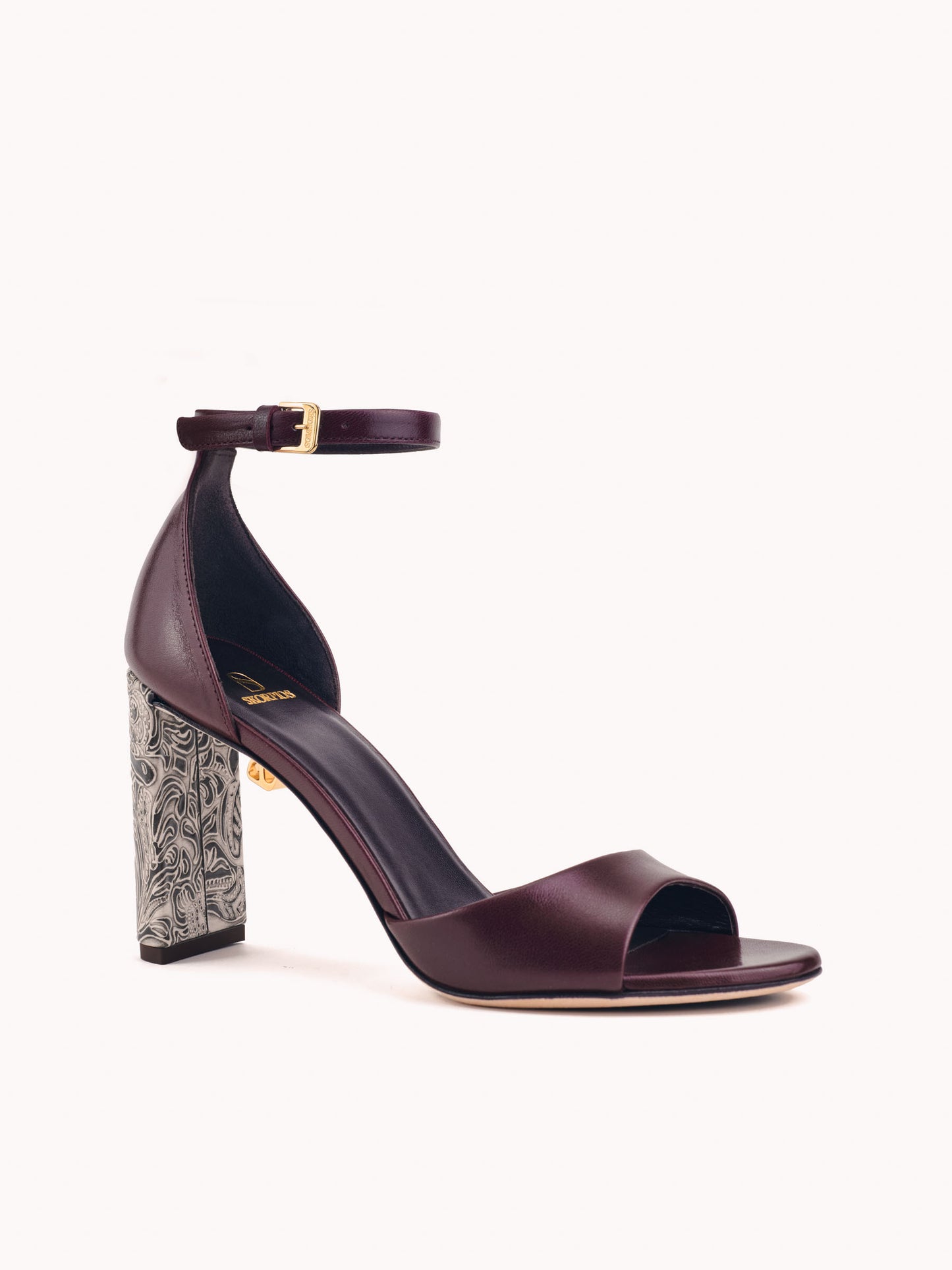 Sandales Valentina en cuir bordeaux avec talon embossé - Maison Skorpios par Adriana Abascal