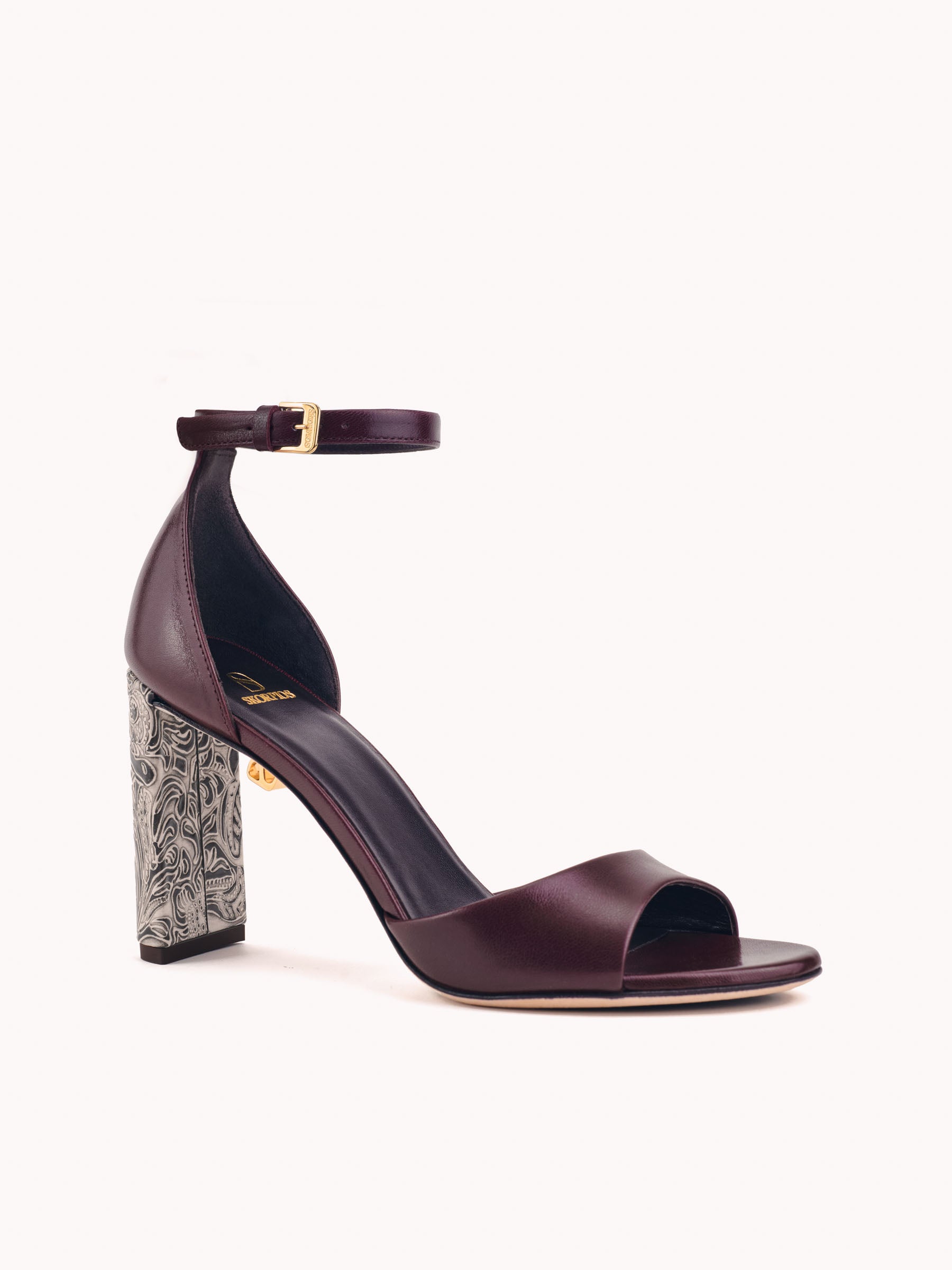 Sandales Valentina en cuir bordeaux avec talon embossé - Maison Skorpios par Adriana Abascal