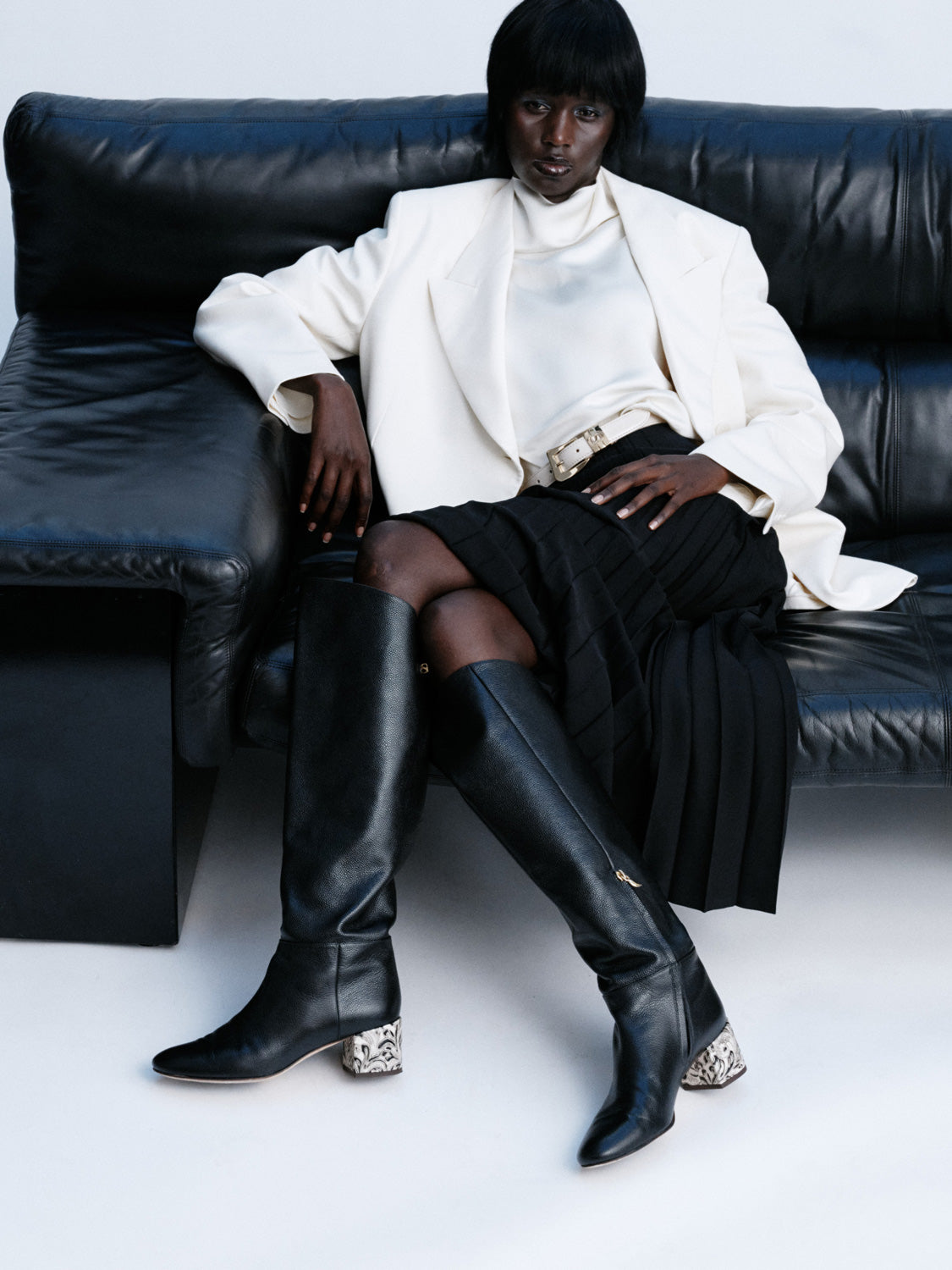 Bottes en cuir grainé mat noires Adry Borgia avec un talon moyen embossé
