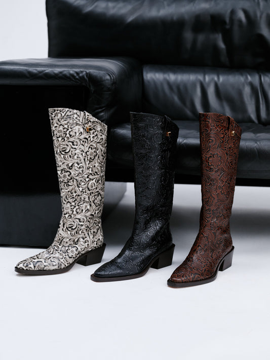 Bottes western Sienna Borgia en cuir embossé floral noir et blanc  - Maison Skorpios par Adriana Abascal