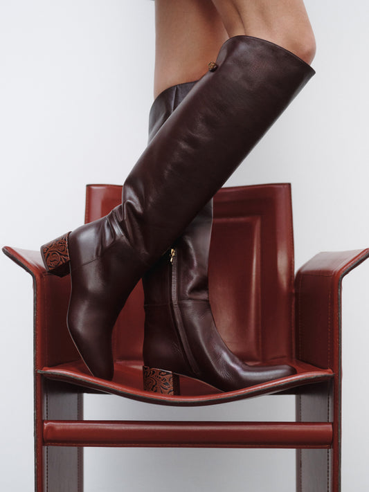 Stivali con tacco medio in pelle marrone di lusso, realizzati in Italia da Adriana Abascal, Emanuele Filiberto