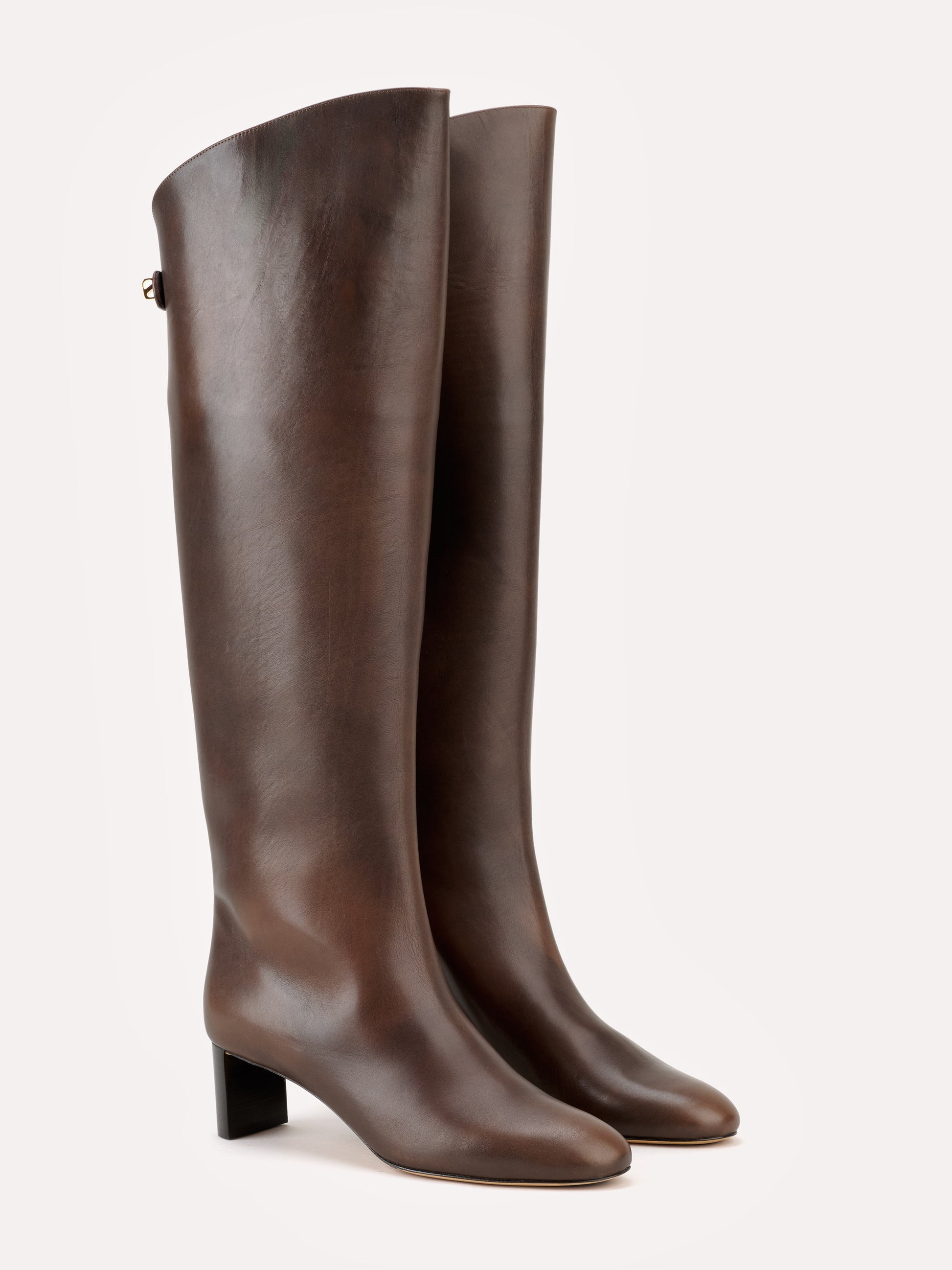 Stivali Adry in pelle Piper marrone cioccolato con tacco medio - Maison Skorpios di Adriana Abascal