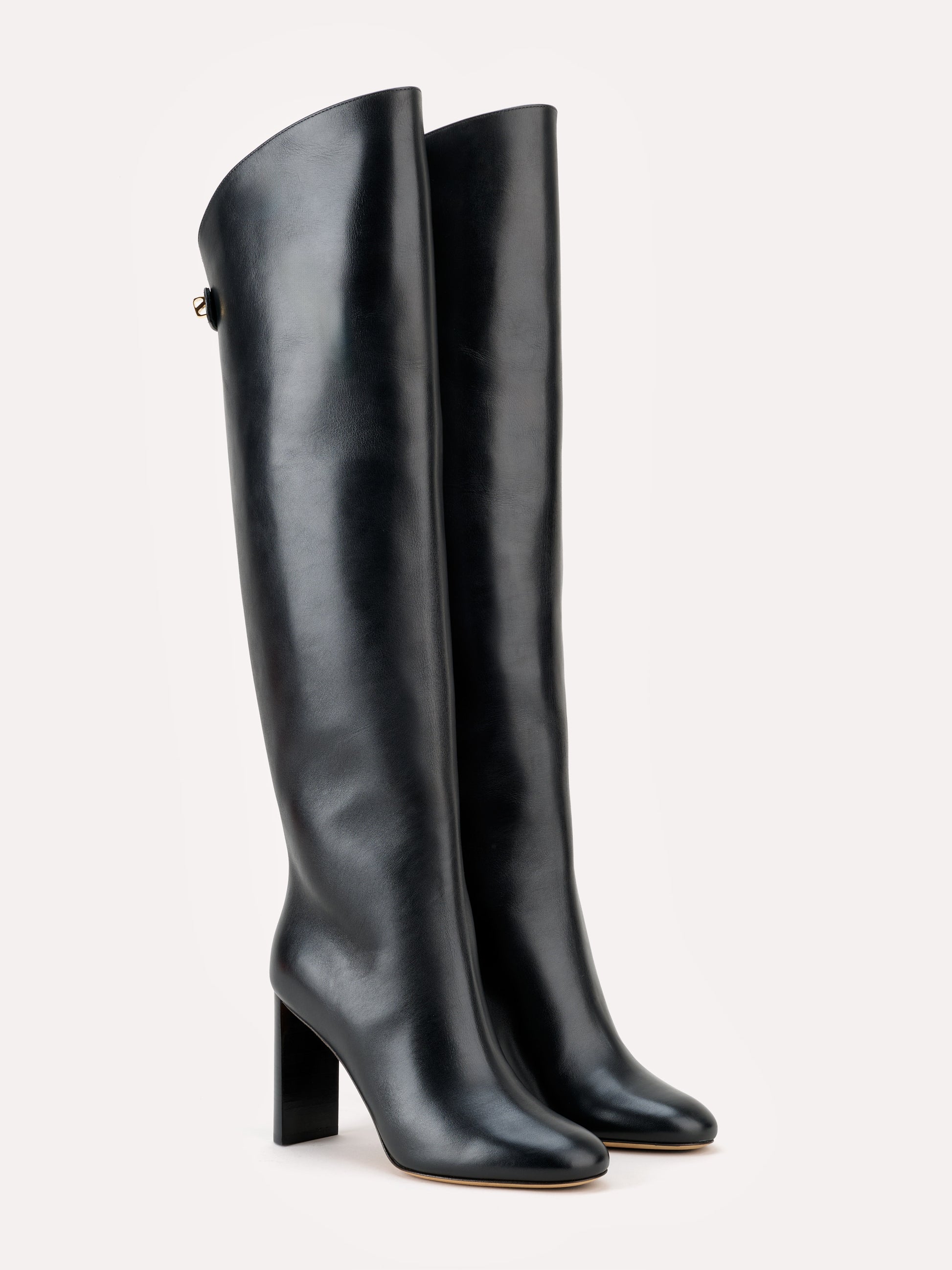 Stivali di lusso stile cavallerizza in pelle nera con tacco alto comodo. Maison Skorpios di Adriana Abascal, Emanuele Filiberto