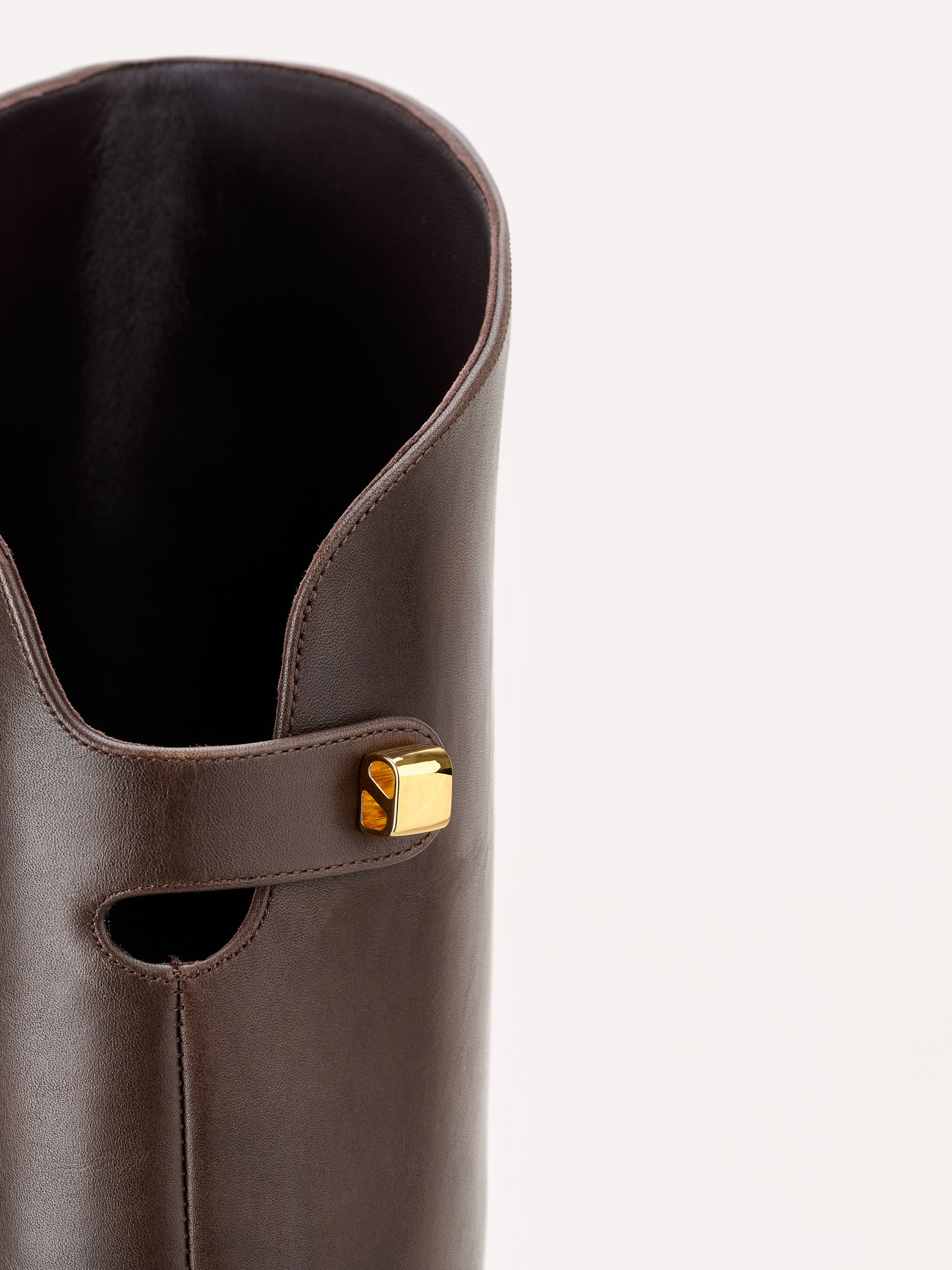 Stivali Adry in pelle Piper marrone cioccolato con tacco medio - Maison Skorpios di Adriana Abascal