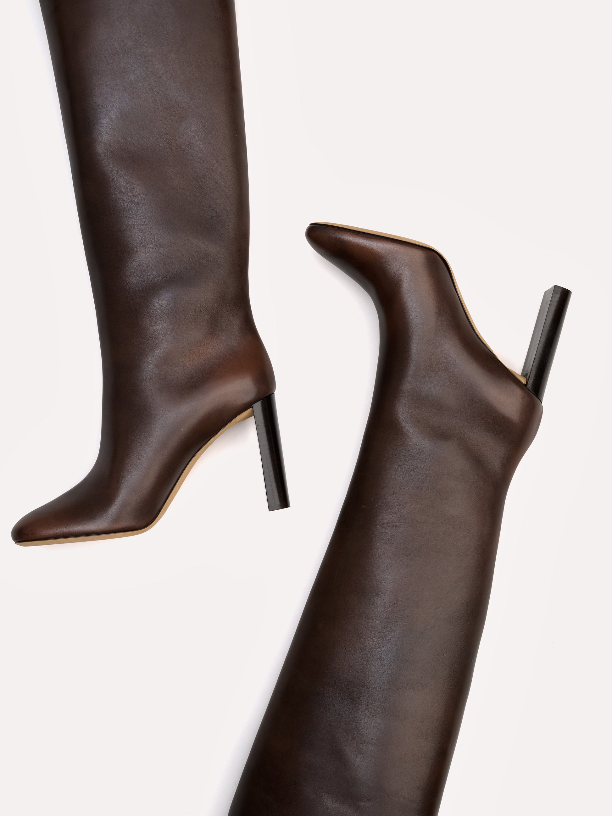 Stivali Adriana in pelle Piper marrone cioccolato con tacco alto - Maison Skorpios di Adriana Abascal