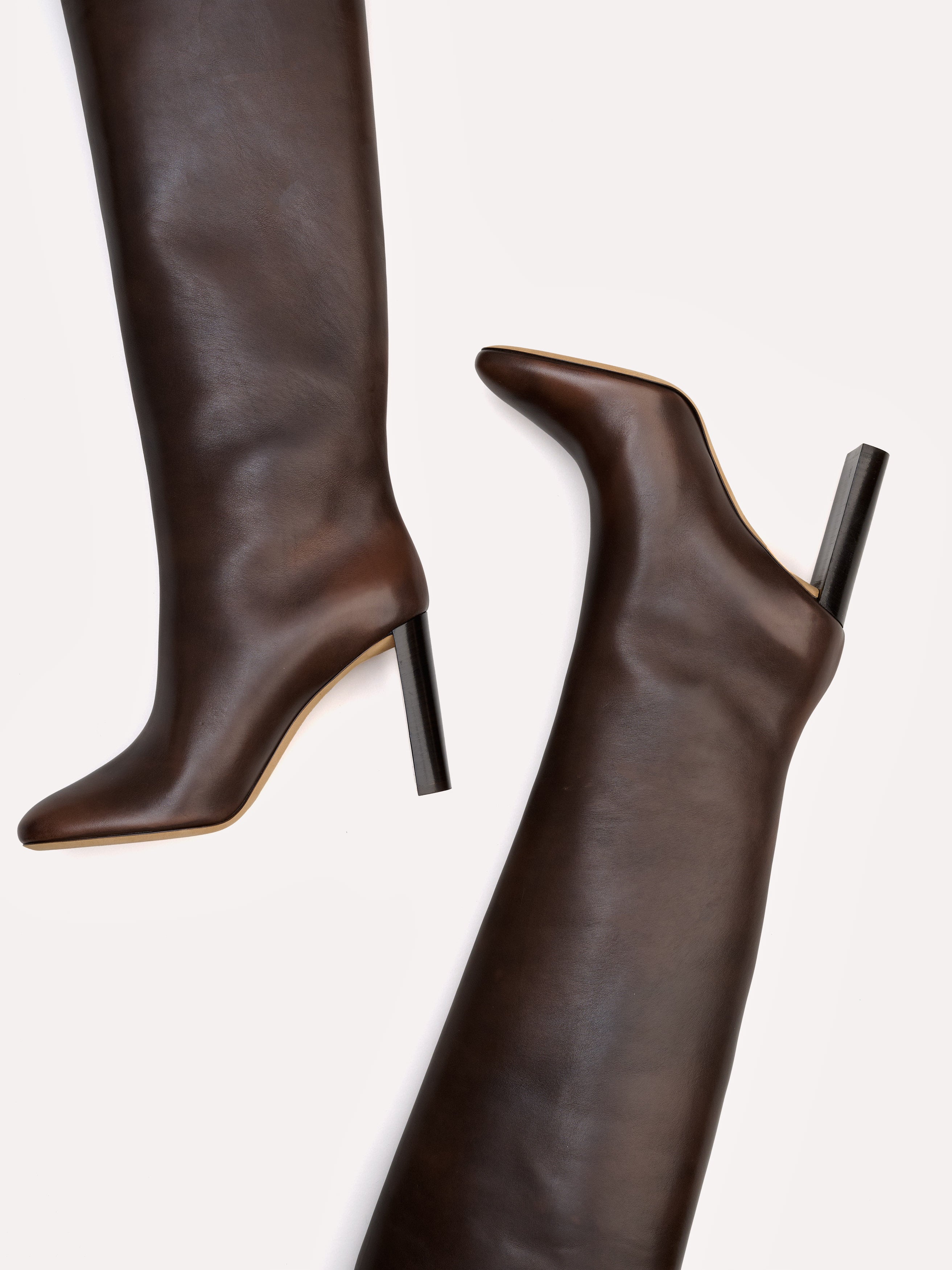 Bottes Adriana en cuir piper marron chocolat et talon haut - Maison Skorpios par Adriana Abascal
