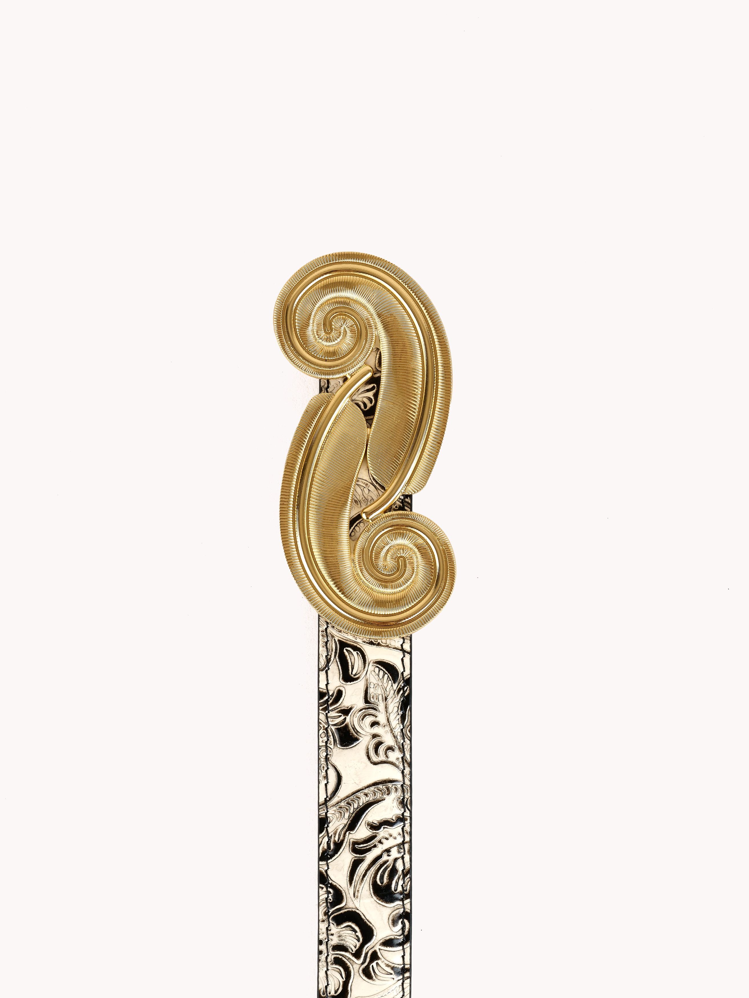 Ceinture Plume en cuir floral embossé noir et blanc Charro Borgia - Maison Skorpios par Adriana Abascal