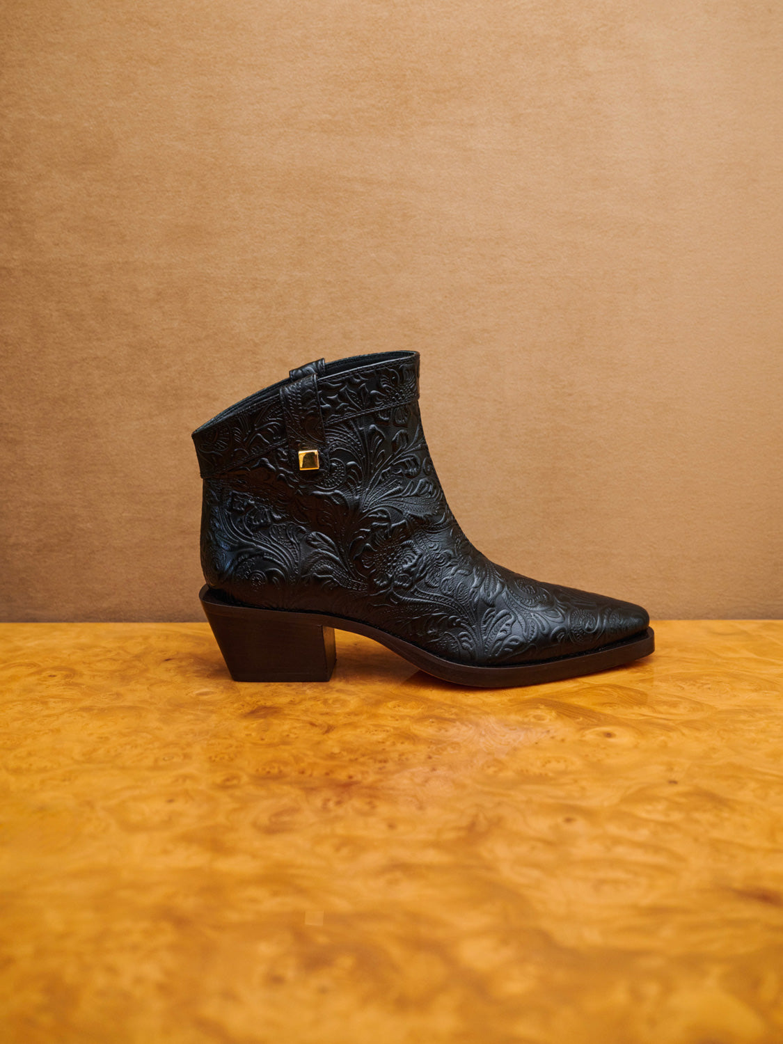 Bottines western Alexandra Borgia en cuir embossé floral noir - Maison Skorpios par Adriana Abascal
